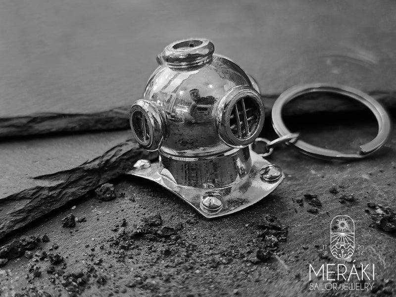 Il portachiavi Lotán in ottone è una riproduzione fedele di un Casco da Palombaro molto realistico.