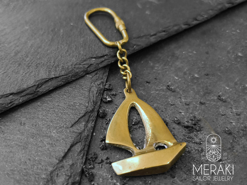 Portachiavi Pontius realizzato in ottone raffigura una barca a vela, con moschettone Un must have per gli amanti del mare