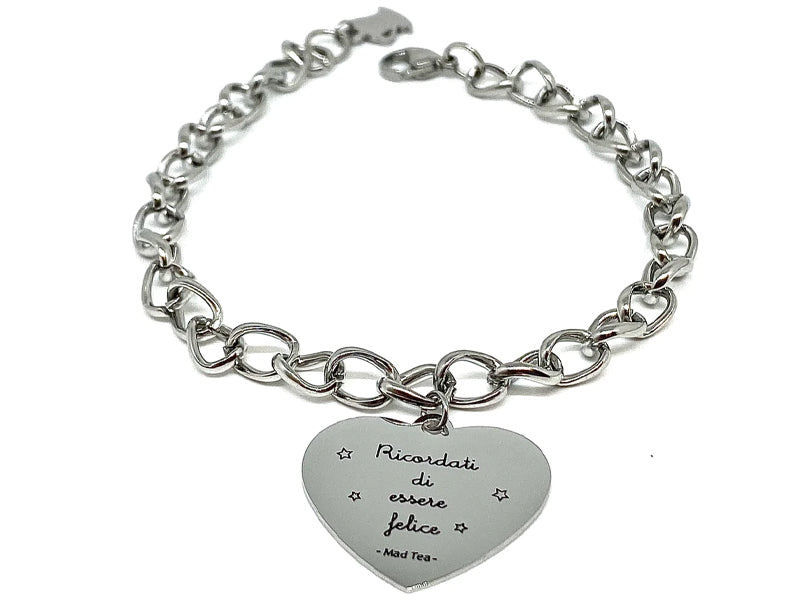 "Ricordati di essere felice", una semplice frase che racchiude un enorme significato. Ispirato al racconto di Antoine de Saint-Exupéry “Il Piccolo Principe” nasce il bracciale Ricordati di essere felice. È in acciaio anallergico, composto da una catena ad anelli intrecciati e e un ciondolo piatto a forma di cuore con incisa la scritta “Ricordati di essere felice” e delle stelline in smalto nero.
