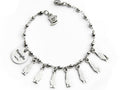 Famiglia sono le persone che ti vogliono bene. Questo bracciale è dedicato al più bel concetto di famiglia moderna, che non ha pregiudizi ed è capace di accogliere proprio come hanno fatto i Sette Nani con Biancaneve facendola sentire fin da subito parte della loro famiglia. Bracciale con targhetta con la scritta "Famiglia" e tutti i Sette Nani pendenti.