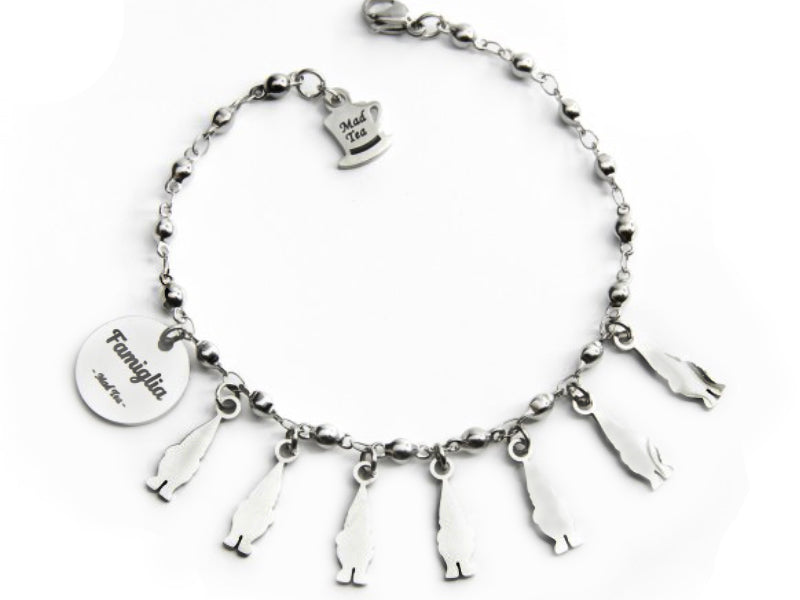 Famiglia sono le persone che ti vogliono bene. Questo bracciale è dedicato al più bel concetto di famiglia moderna, che non ha pregiudizi ed è capace di accogliere proprio come hanno fatto i Sette Nani con Biancaneve facendola sentire fin da subito parte della loro famiglia. Bracciale con targhetta con la scritta "Famiglia" e tutti i Sette Nani pendenti.