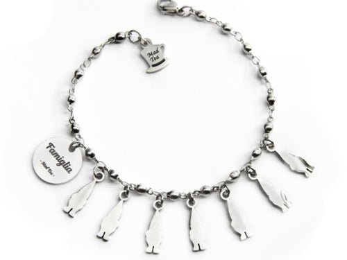 Famiglia sono le persone che ti vogliono bene. Questo bracciale è dedicato al più bel concetto di famiglia moderna, che non ha pregiudizi ed è capace di accogliere proprio come hanno fatto i Sette Nani con Biancaneve facendola sentire fin da subito parte della loro famiglia. Bracciale con targhetta con la scritta "Famiglia" e tutti i Sette Nani pendenti.