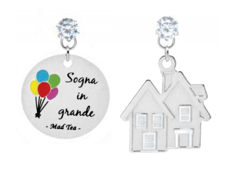 Orecchini ispirati al film d'animazione "UP" con dolce casetta e targhetta con incisa la frase "Sogna in grande" e piccoli palloncini colorati. Montatura con piccolo cristallo.