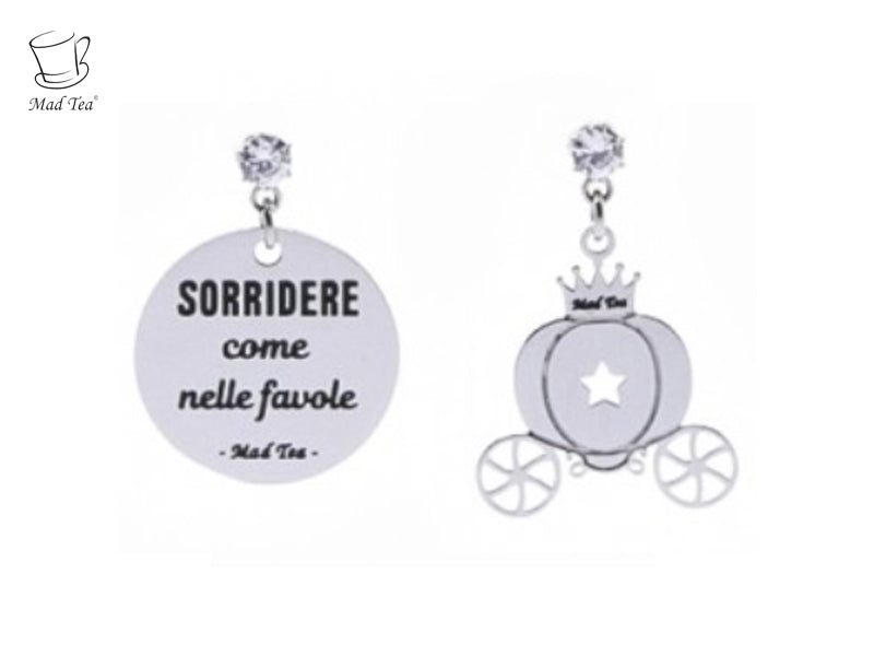 Orecchini con ciondolo con incisa la frase "SORRIDERE come nelle favole" e simpatica carrozza a forma di zucca. Montatura con cristallo.