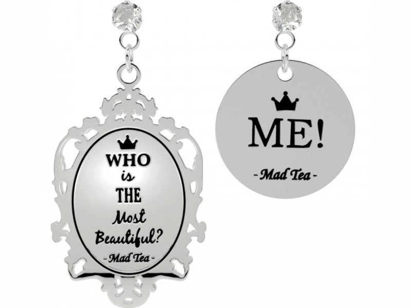 Orecchini Mad Tea collezione Biancaneve rappresentanti lo specchio magico e la scritta Who is the most beautiful? da un lato e la scritta ME! dall'altro
