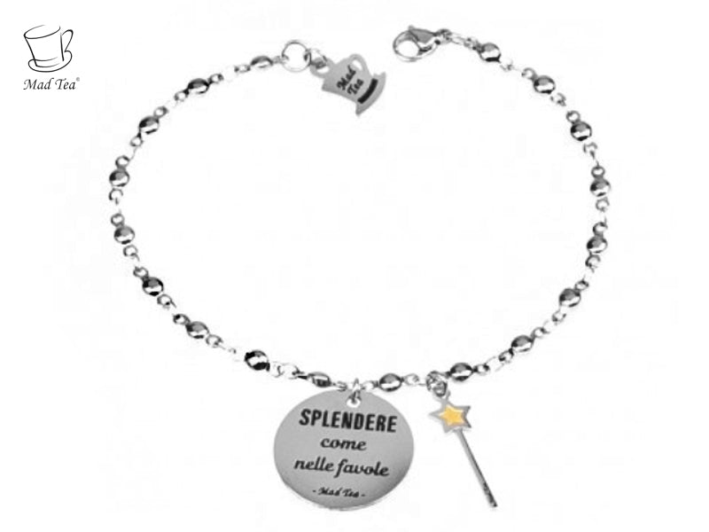 Splendi sempre, la magia è nelle piccole cose La vera magia è intorno a noi, basta saperla osservare: questo è il segreto per vivere una vita da favola! Bracciale con ciondolo con incisa la frase "SPLENDERE come nelle favole" e piccola bacchetta magica con inserto dorato.