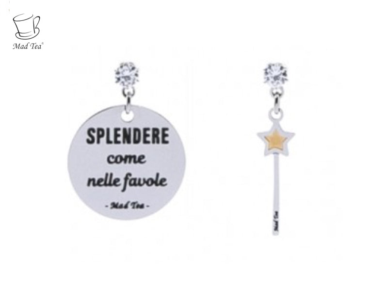 Orecchini con ciondolo con incisa la frase "SPLENDERE come nelle favole" e piccola bacchetta magica con inserto dorato