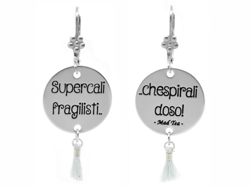Orecchini composti da due targhette con incisa la frase "Supercalifragilistichespiralidoso" e delicate nappine pendenti.