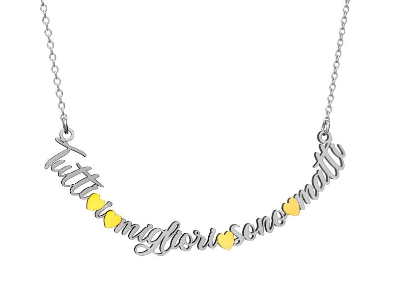 "Sei matta, svitata! Hai perso la zucca. Ma ti svelo un segreto: tutti i migliori sono matti!"  Un grande classico Mad Tea torna in questa nuova collana da favola dedicata ad Alice e il Cappellaio Matto.  Collana "Tutti i migliori sono matti" con piccoli cuori dorati.