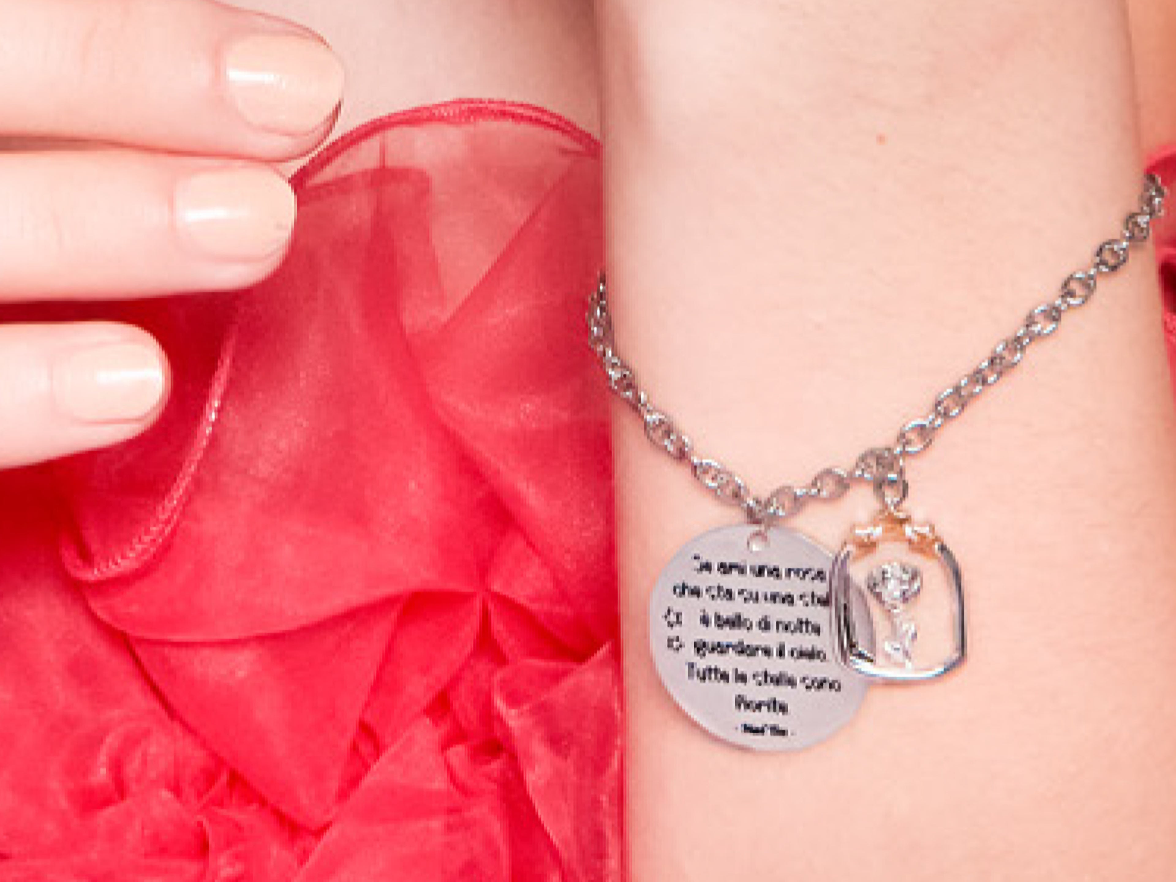 Se ami una rosa che sta su una stella, è bello di notte guardare il cielo. Tutte le stelle sono fiorite