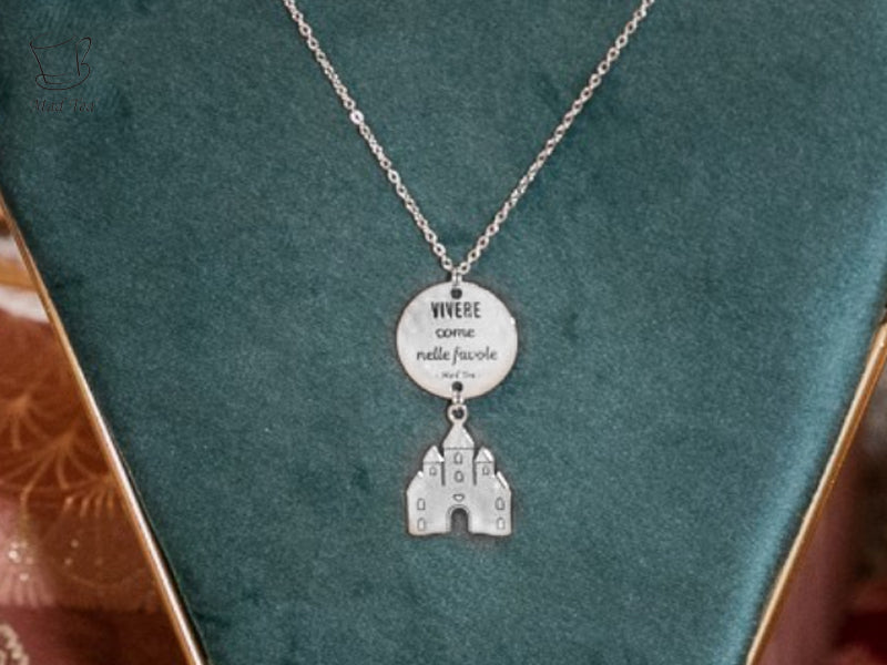 Vivere come nelle favole “La vita è una favola meravigliosa e tu la sua protagonista" Questa collana, ispirata alla classica figura del castello delle favole, è icona e immagine del sogno di vivere come in una favola!