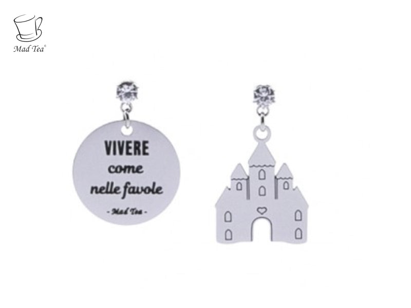 Orecchini con ciondolo con incisa la frase "VIVERE come nelle favole" e dolce castello incantato. Montatura con cristallo.